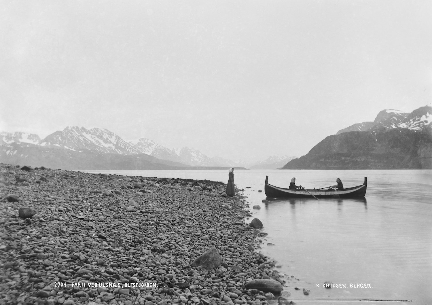 Kvinner i båt Ulsfjorden.