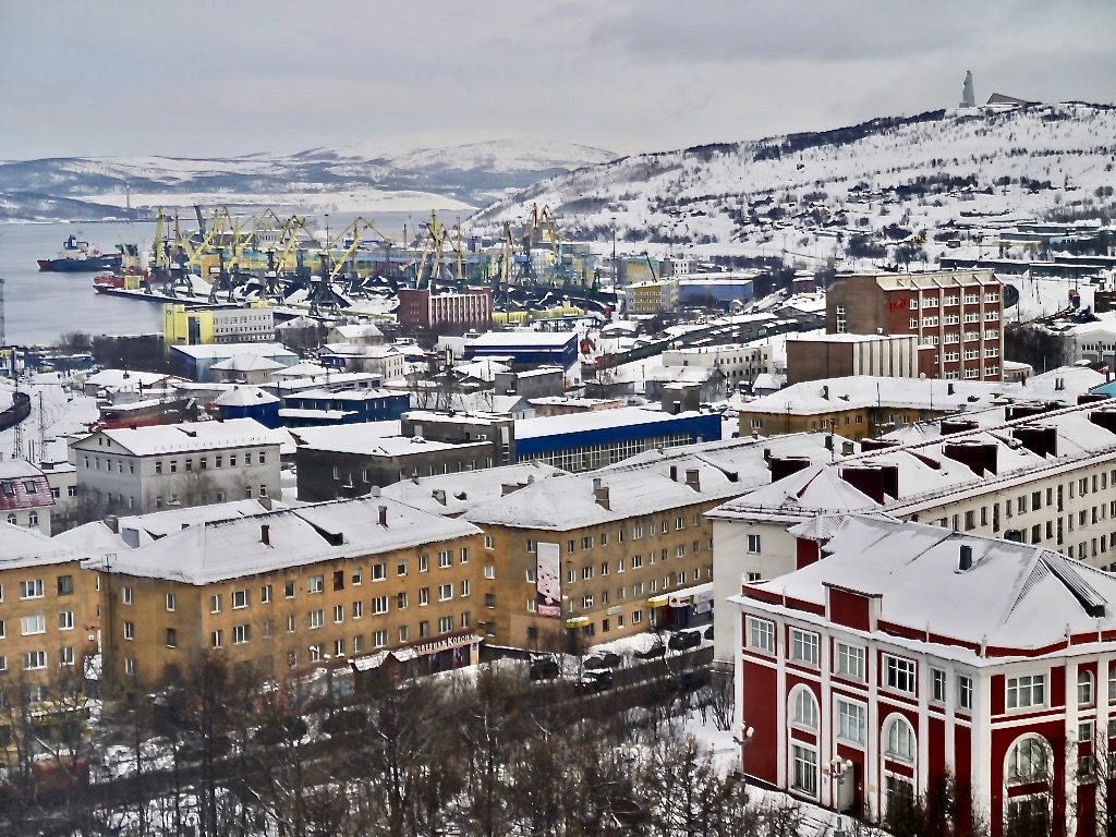 Murmansk, Murmansk kunstmuseum i forgrunnen og "Alyjosja" i bakgrunnen. Foto: Kjellaug Isaksen