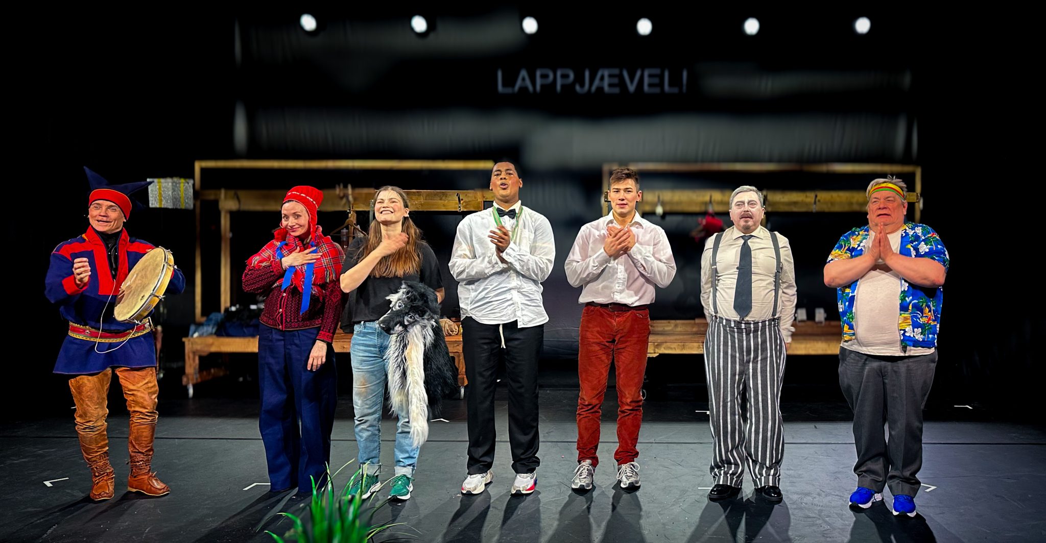 Skuespillerne Iŋgor Ántte Áilu Gaup, Ingá Márjá Sarre, Marte Fjellheim Sarre, Matias Tunold, Gard Emil Elvenes, Nils Henrik Buljo, og Egil Keskitalo mottar applaus fra et fornøyd publikum etter endt forestilling.