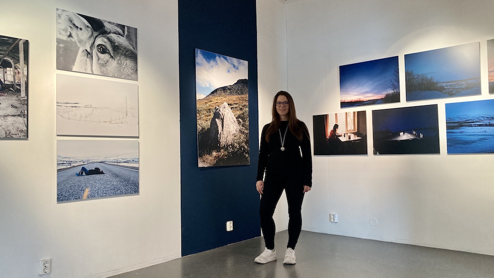 Billedkunstner Marte Lill Somby med utstillingen De språkløse på DÁG. Foto: Kjellaug Isaksen