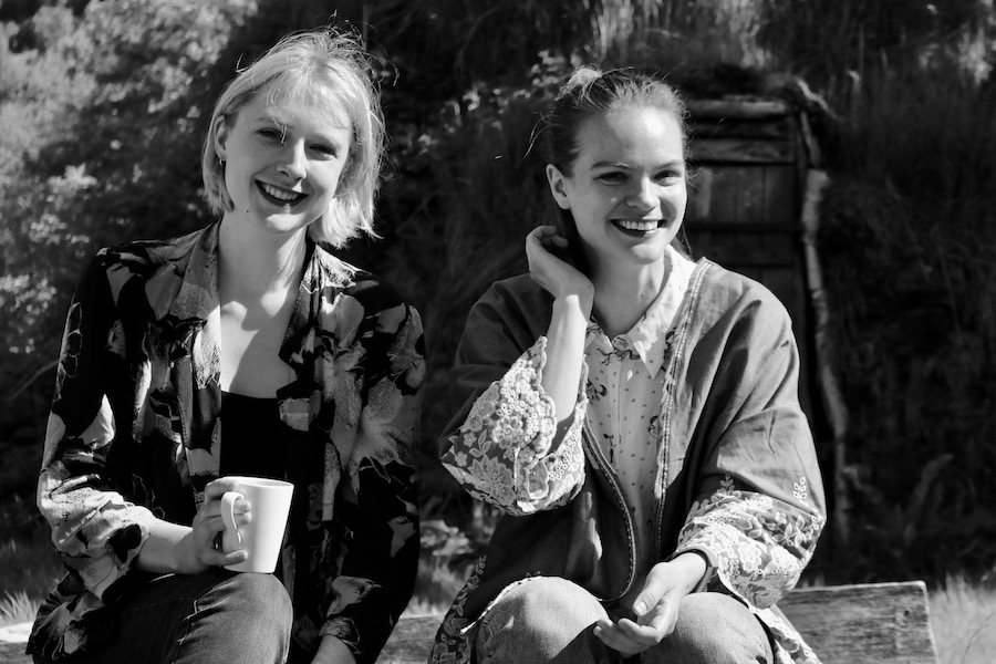 Silje Jeanette N. Stavdal og Risten Anine K. Gaup i Manin Jeanine. Foto: Torun O. Wernberg