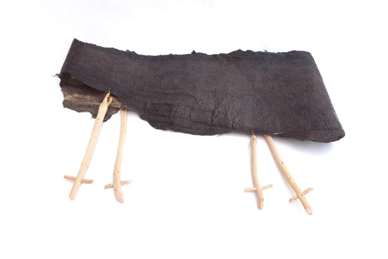 Den fremmede - 2024 - Fiskeskinn bjørkerotter og messingtråd