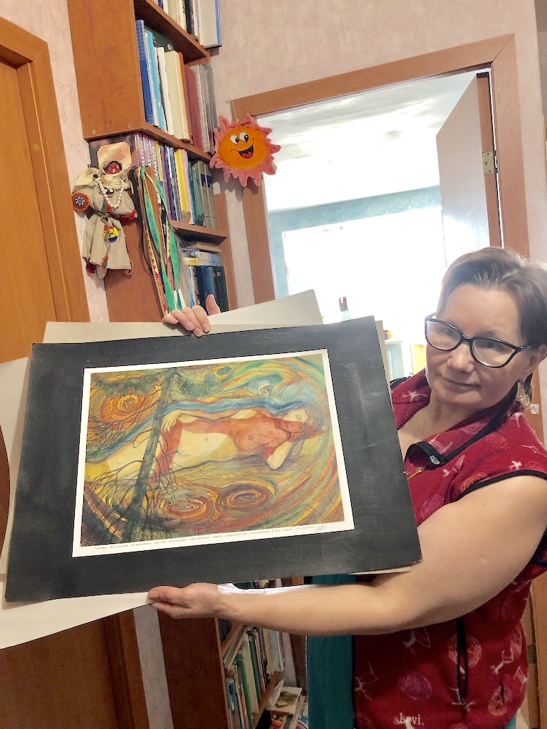 Valentina viser oss arbeider av samiske kunstnere fra Kola. Foto: Kjellaug Isaksen